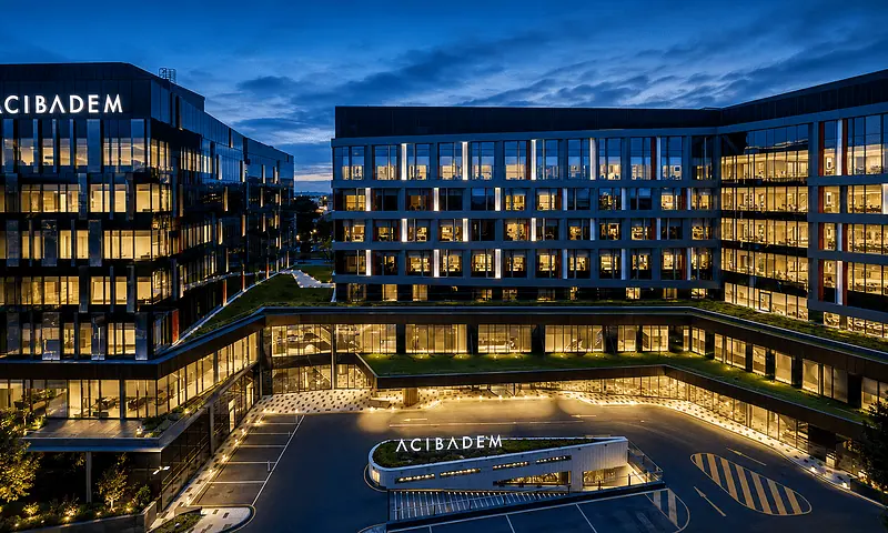 Acibadem Altunizade Hospital is a multidisciplinary medical facility within Acibadem Healthcare Group in Istanbul, Türkiye. Designed to serve both local and international patients, the hospital brings together medical and surgical specialties, advanced diagnostic services, inpatient care, and coordinated patient support under one integrated structure.