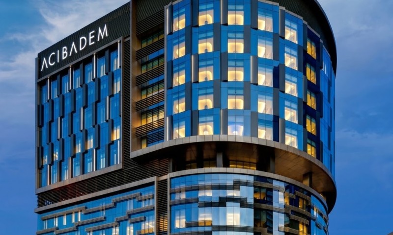 Acibadem Kartal Hospital 37 Modern hospital building with illuminated windows at dusk in Istanbul.